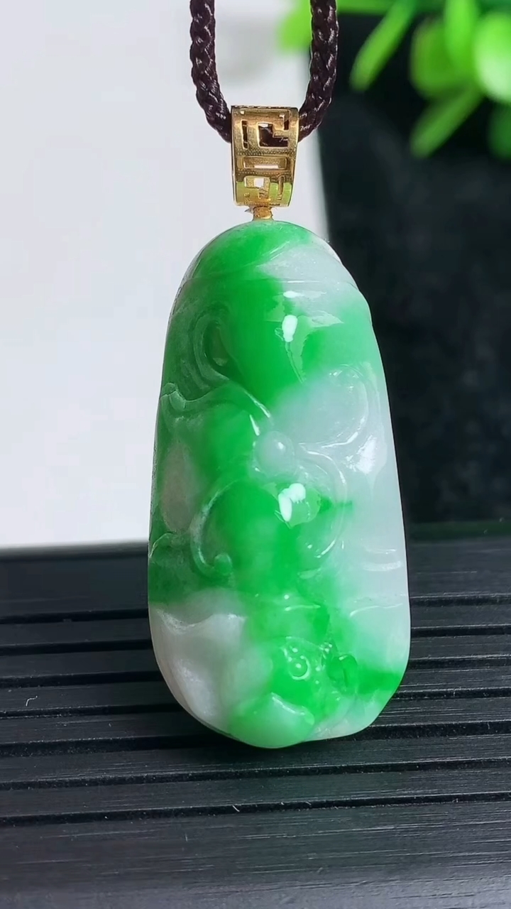 天然A货翡翠和和美美 荷花吊坠尺寸33.2-16.3-8.3重量:8.57g
3月22日