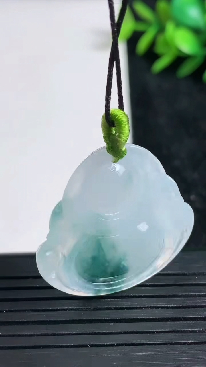 天然A货翡翠飘花佛公吊坠尺寸28.7-31.2-5.7重量:7.95g
3月22日