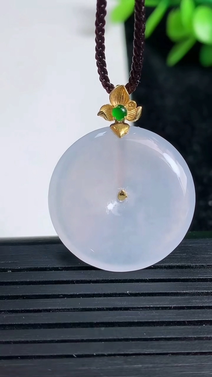 天然A货翡翠18K金紫罗兰平安扣吊坠尺寸24-4.7重量:6.31g
3月22日