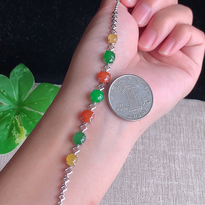 天然A货翡翠18K金镶嵌三彩蛋面手链 
尺寸6.5-4.3mm 重量5.45g 0320