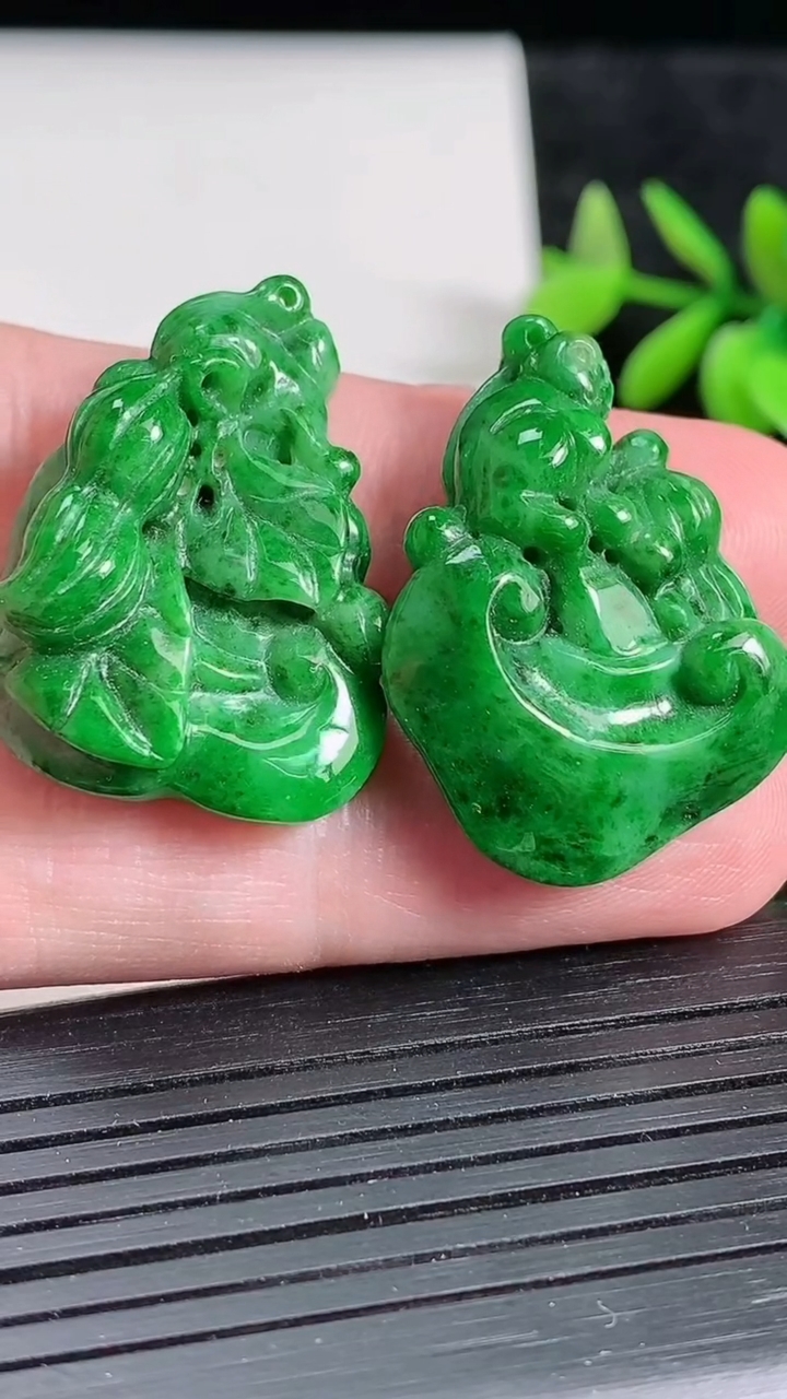 天然A货翡翠如意头吊坠一对，尺寸30-22-10.5，重:g
3月22日