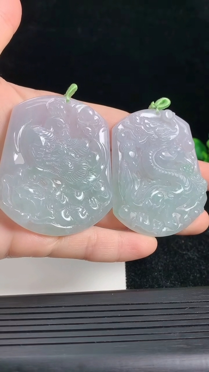 天然A货翡翠龙凤呈祥吊坠一对尺寸52.9-45-5.2重量:53.72g
3月22日