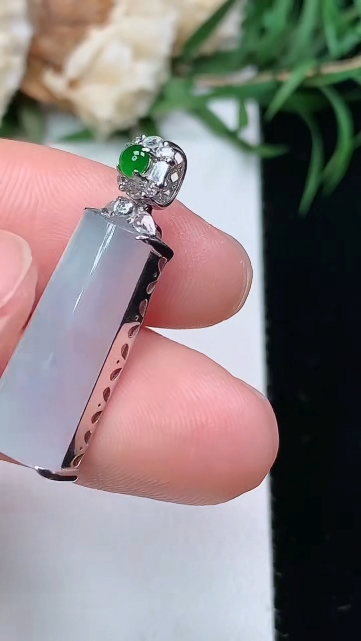 天然A货翡翠白冰平安柱吊坠，尺寸19-8.3-6.8，重量:3.60g
3月22日