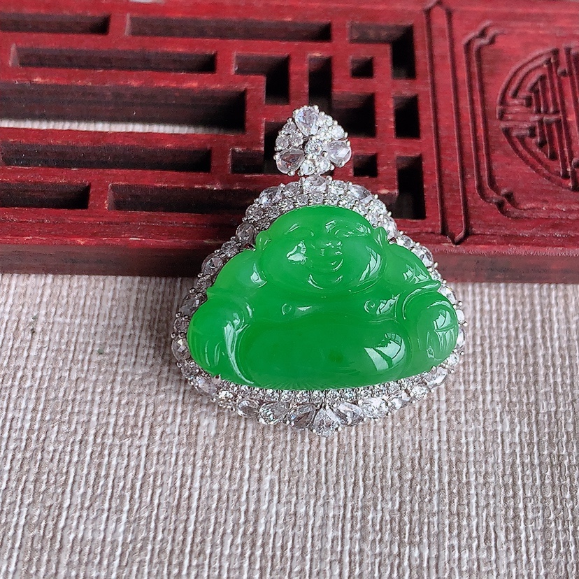 天然A货翡翠18K金伴钻镶嵌阳绿佛公吊坠 
尺寸30-26.8-11.8裸石16-23.8mm 重量9.66g 0321