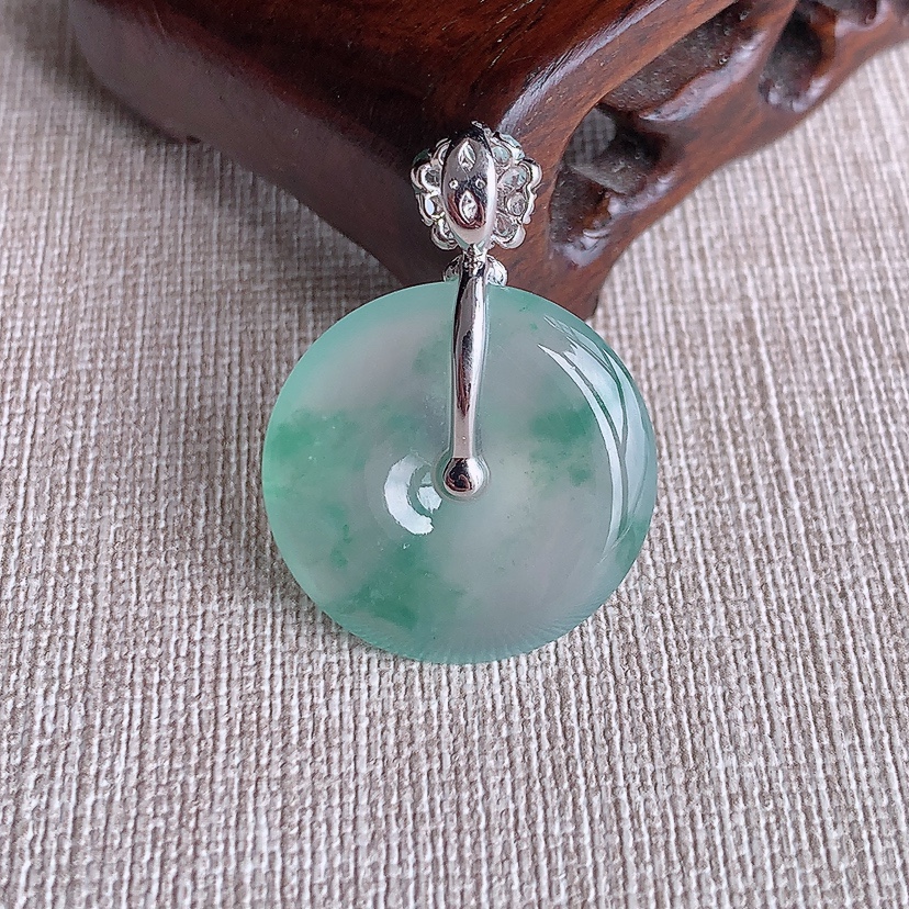 天然A货翡翠18K金伴钻镶嵌飘花平安扣吊坠 
尺寸33.2-24-4.8mm 重量6.65g 032