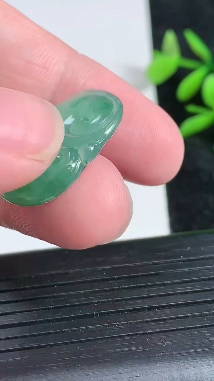 天然A货翡翠如意吊坠，尺寸23.8-12.8-3.3，重:2.72g
3月22日