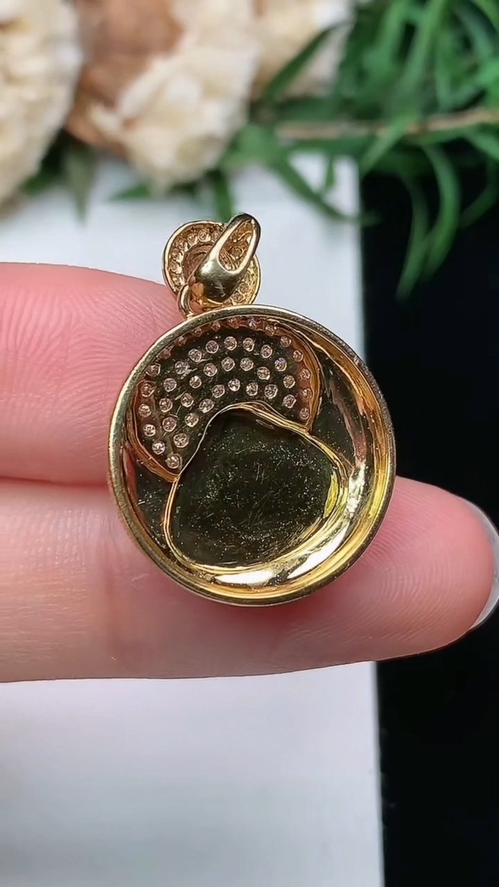 天然A货翡翠白冰佛公吊坠，尺寸24.2-17.4-6，裸石10.2-12，重量:2.79g
3月22日