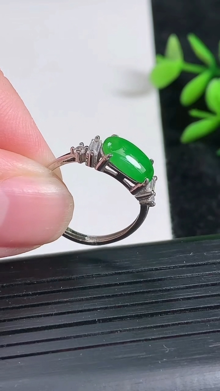 天然A货翡翠蛋面戒指，尺寸9.8-6.8，重:1.98g2026年3月22日
工厂直销收藏佳品,种好水足，色泽均匀，有种有色，上手高大气！