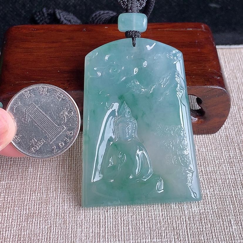 天然A货翡翠飘花一刀切山水观音吊坠 
尺寸56.3-40-6mm 重量37.38g 0320