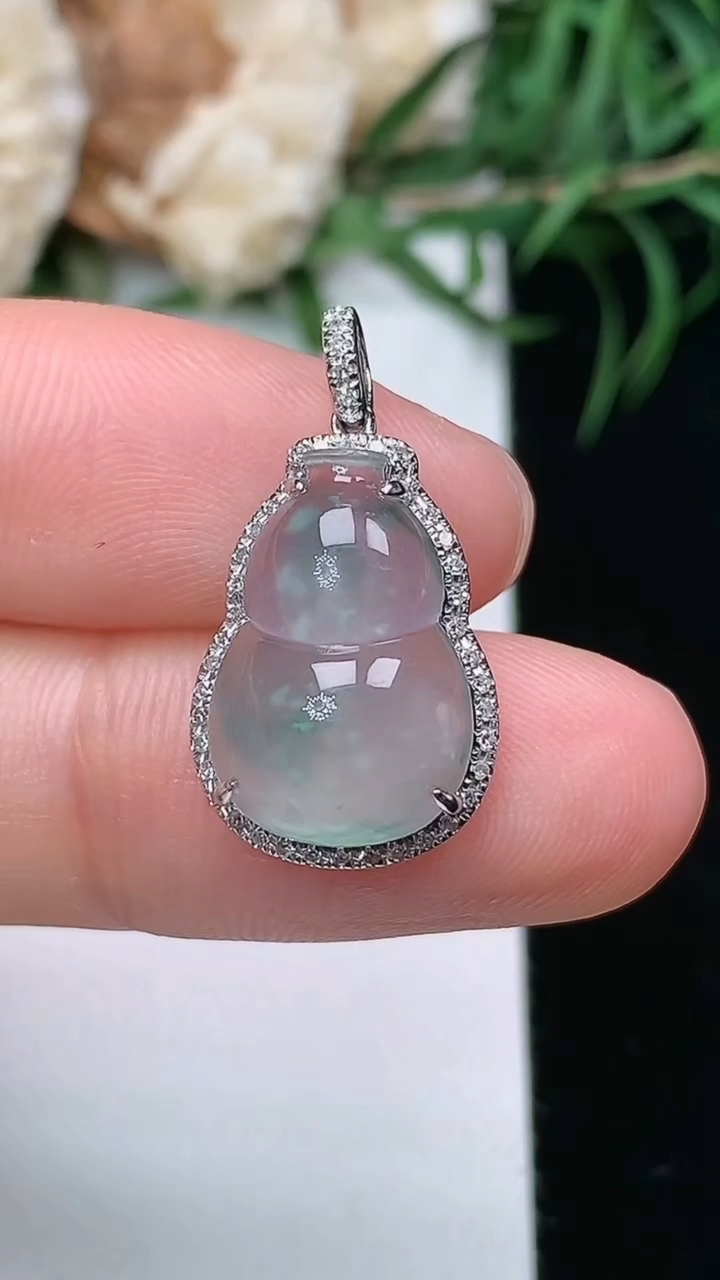 天然A货翡翠飘花葫芦吊坠，尺寸21.9-12-7，裸石15-10，重量:1.84g
3月22日