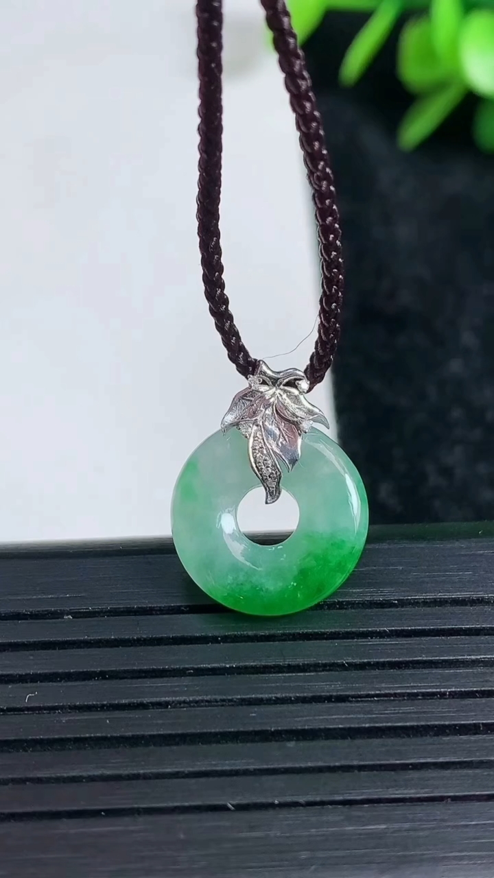 天然A货翡翠平安环吊坠尺寸14-3.6重量:2.02g
3月22日