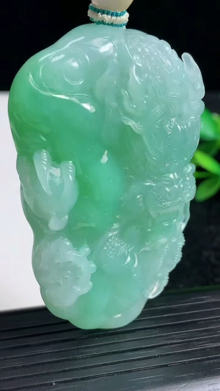 天然A货翡翠龙牌吊坠尺寸63.2-37.4-13.9重量:63.41g
3月22日