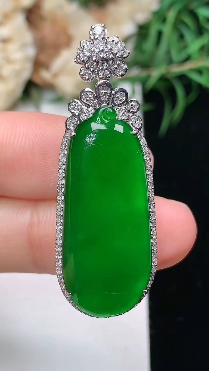 天然A货翡翠福瓜吊坠，尺寸40.8-14.4-9.6，裸石28.8-12.2，重量:8.46g
3月22日