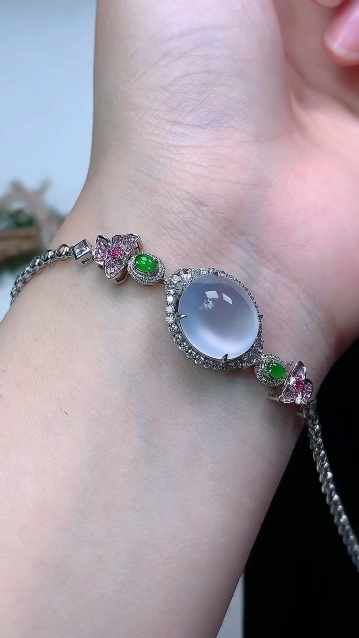 天然A货翡翠白冰蛋面手链，尺寸12.5-11.6，重量:7.50g
3月22日