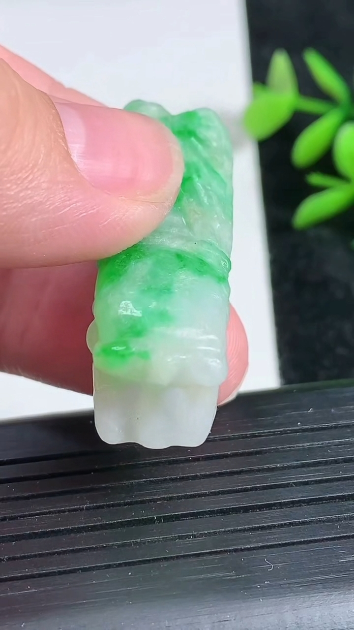 天然A货翡翠一鸣惊人吊坠，尺寸41.6-14.3-13.3重:12.77g
3月22日