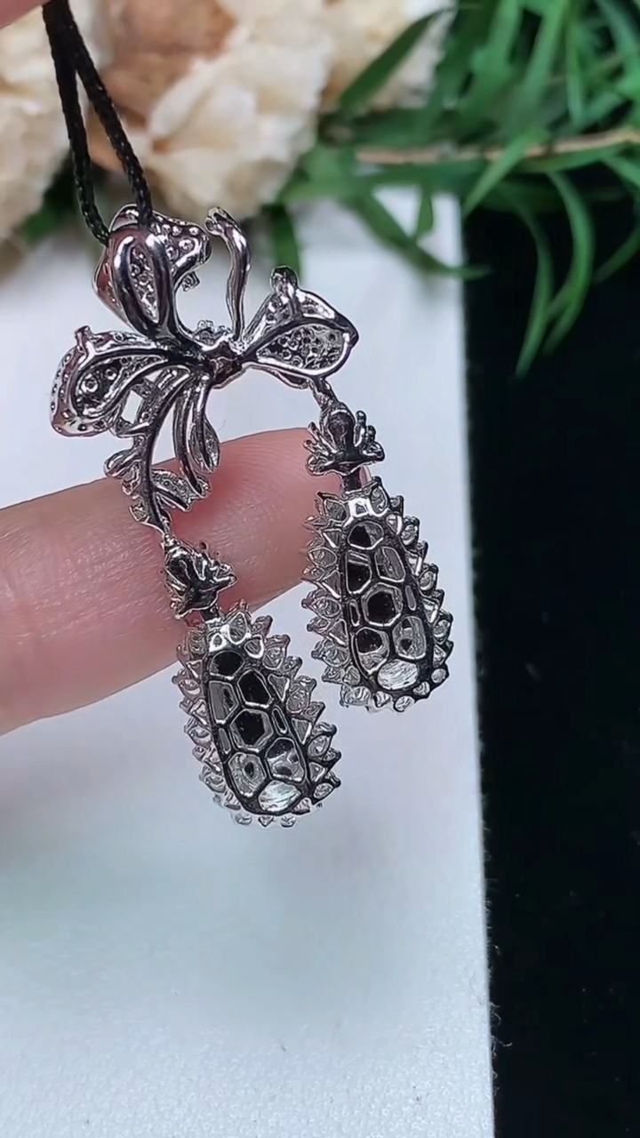 天然A货翡翠福豆吊坠，尺寸32.8-7.9-6.2，裸石10-4.9
3月22日