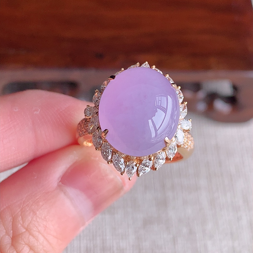 天然A货翡翠18K金伴钻镶嵌紫罗兰蛋面戒指 圈口17.4裸石
尺寸13.6-11.8mm 重量6.7