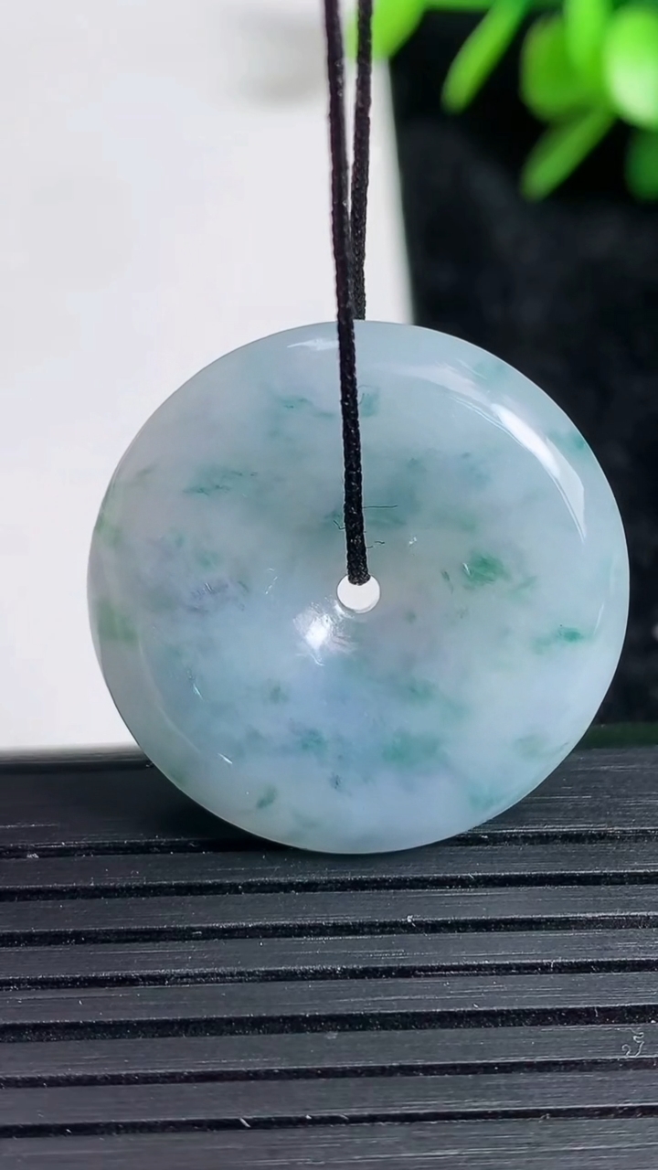 天然A货翡翠紫罗兰飘花平安扣吊坠尺寸27.1-6重量:9.72g
3月22日