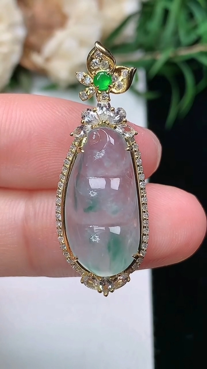 天然A货翡翠飘花福豆吊坠，尺寸32.7-12-8.3，裸石19-9.3，重量:3.00g
3月22日