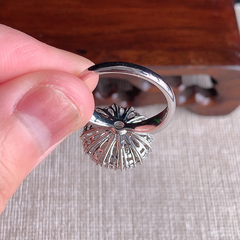 天然A货翡翠18K金伴钻镶嵌阳绿蛋面戒指 圈口17.5裸石
尺寸9.8-8.6mm 重量4.20g 0320