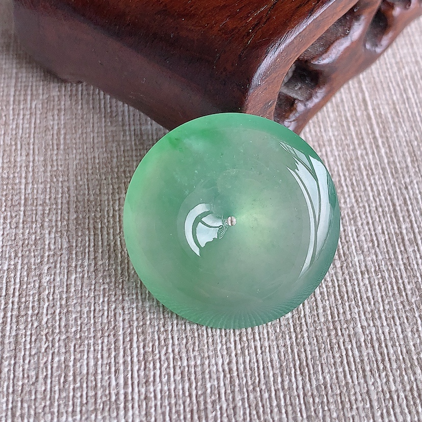 天然A货翡翠满绿芙蓉绿平安扣吊坠 
尺寸26.5-6mm 重量8.78g 0321