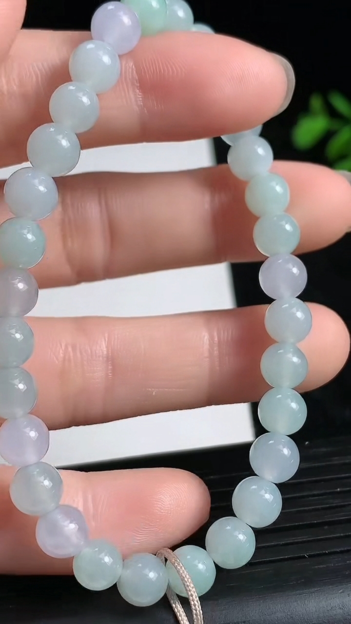 天然A货翡翠圆珠手串尺寸6.1-30颗重量:12.30g3月22日
工厂直销收藏佳品,种好水足，色泽均匀，有种有色，上手高大气！