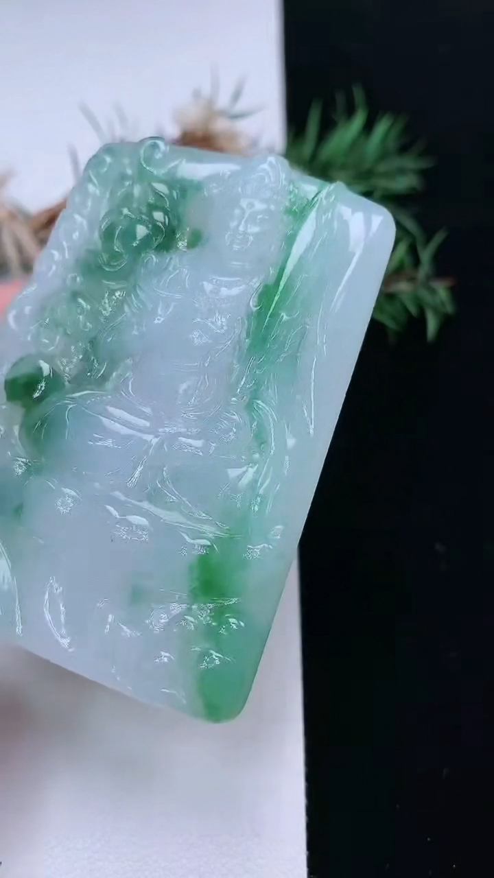 天然A货翡翠虚空藏观音菩萨吊坠，尺寸69-49-6.5，重量:54.90g
3月22日