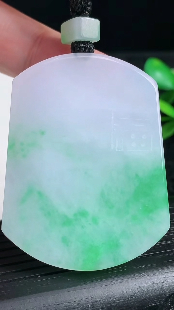 天然A货翡翠仿古无事牌吊坠尺寸53.5-47.1-5.4重量:38.36g
3月22日