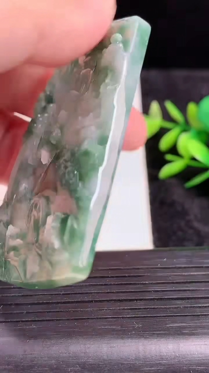 天然A货翡翠牌吊坠，尺寸61.5-49.2-7.2，重:48.37g
3月22日