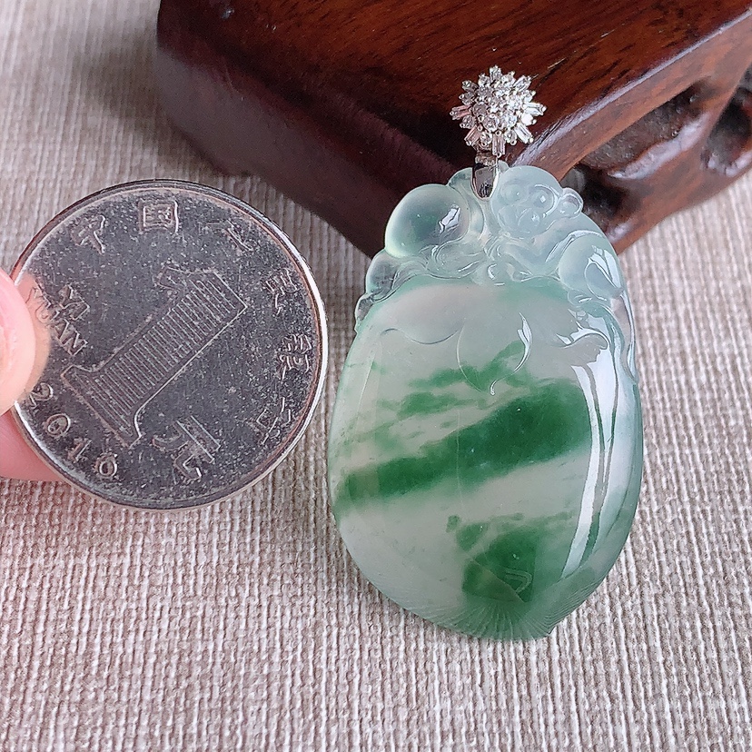 天然A货翡翠18K金伴钻镶嵌飘花寿桃灵猴献寿吊坠 
尺寸43-36.2-23.8-6.3mm 重量10.33g 0320