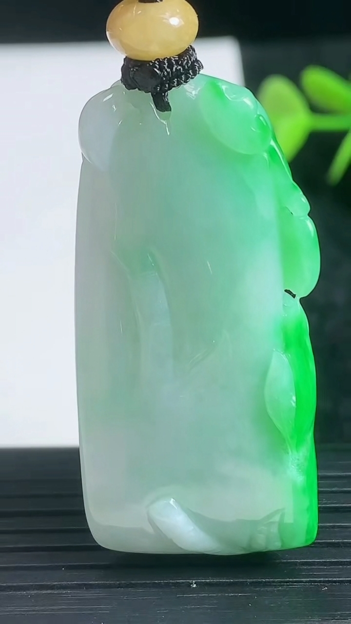 天然A货翡翠节节高升 竹节吊坠尺寸46.1-21.3-9.8重量:25.32g
3月22日