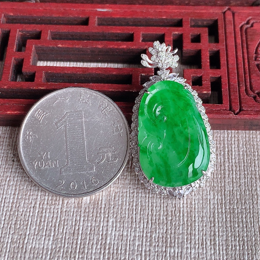天然A货翡翠18K金伴钻镶嵌阳绿如意吊坠 
尺寸35.3-18-9裸石22.8-15mm 重量5.74g 0321