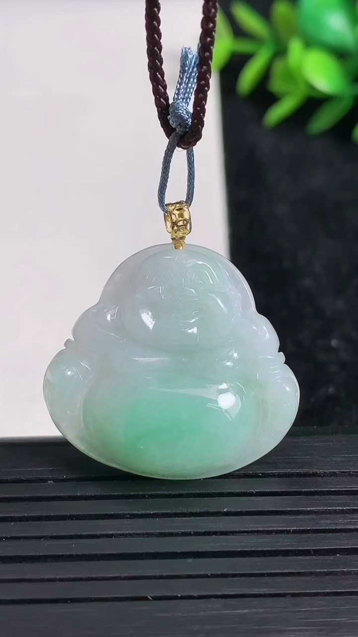 天然A货翡翠佛公吊坠尺寸26.3-28.7-5.7重量:6.34g
3月22日