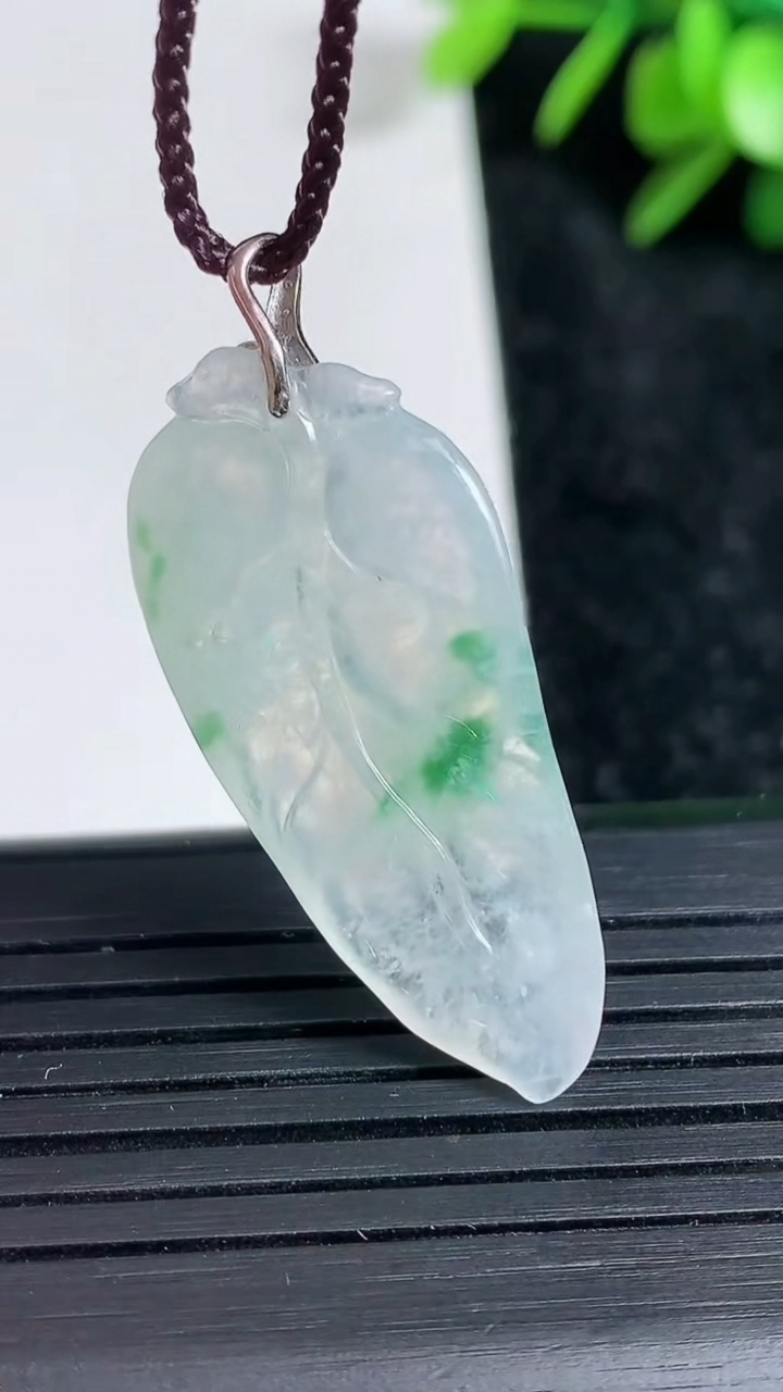 天然A货翡翠金枝玉叶 叶子吊坠尺寸34.8-15.4-4重量:4.40g
3月22日