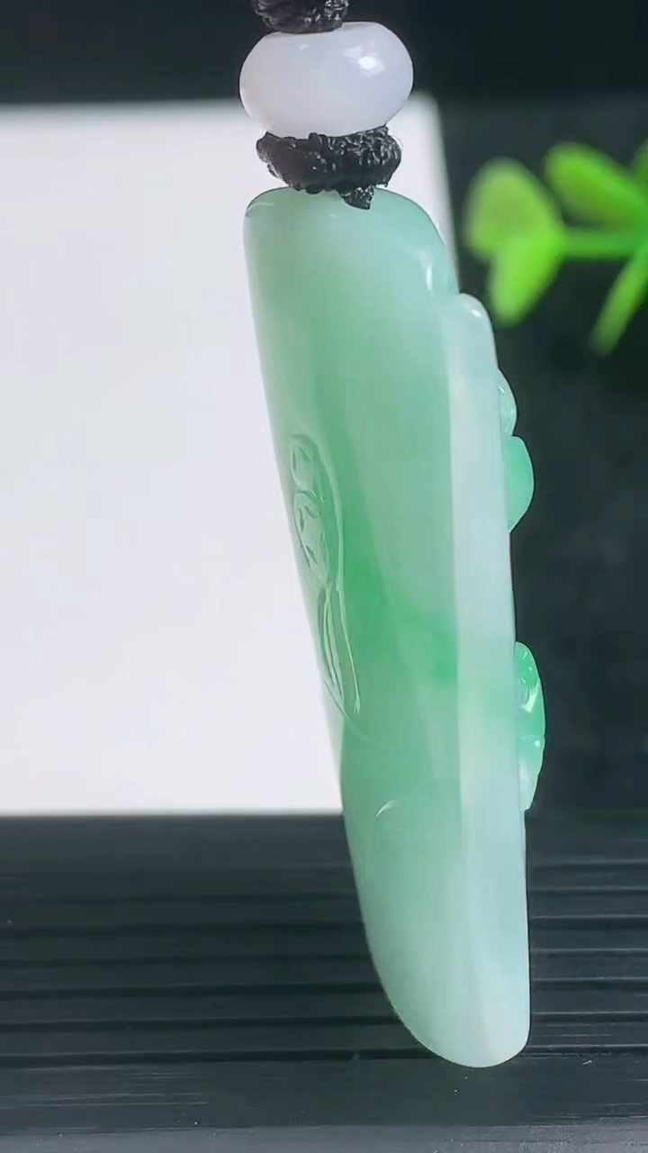 天然A货翡翠节节高升 竹节吊坠尺寸76.2-19.8-7.6重量:19.48g
3月22日