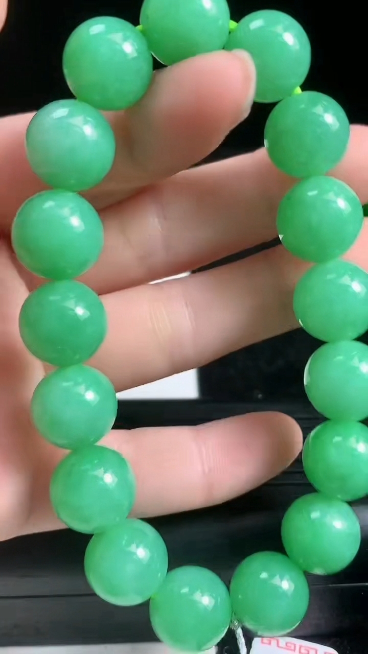 天然A货翡翠圆珠手串尺寸11-17颗重量:46.62g3月22日
工厂直销收藏佳品,种好水足，色泽均匀，有种有色，上手高大气！