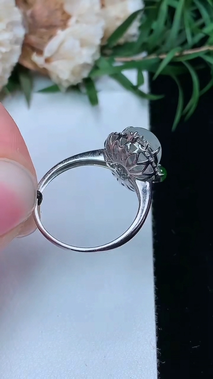 天然A货翡翠白冰葫芦戒指，尺寸17.3-10.7-8.3，重量:2.81g2026年3月22日
工厂直销收藏佳品,种好水足，色泽均匀，有种有色，上手高大气！