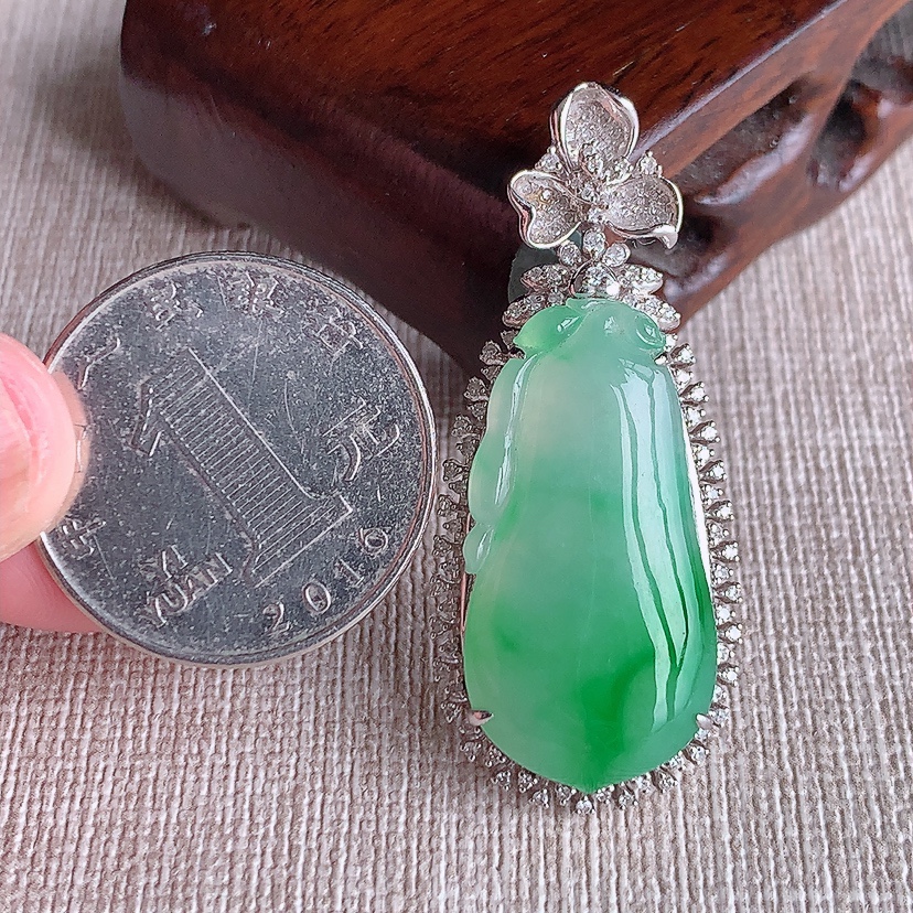 天然A货翡翠18K金伴钻镶嵌飘阳绿福瓜吊坠 
尺寸43.5-18.5-9裸石28.5-14.8mm 重量7.86g 0320