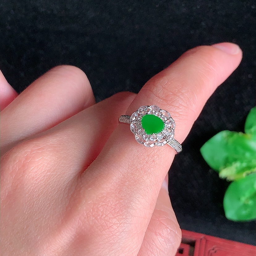 天然A货翡翠18K金伴钻镶嵌阳绿水滴戒指 圈口17.3裸石
尺寸5-6mm 重量3.13g 0320