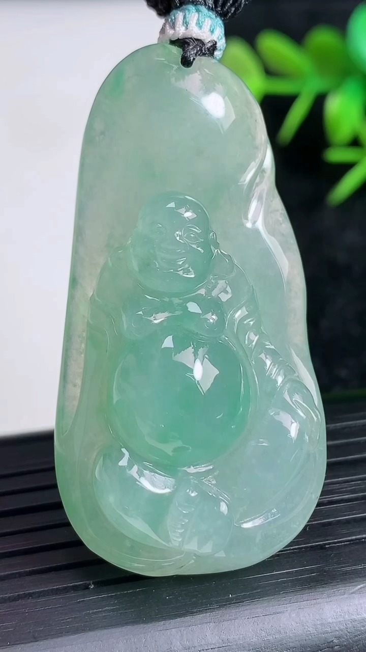 天然A货翡翠逍遥佛吊坠尺寸50.3-25.5-12.2重量:26.13g
3月22日