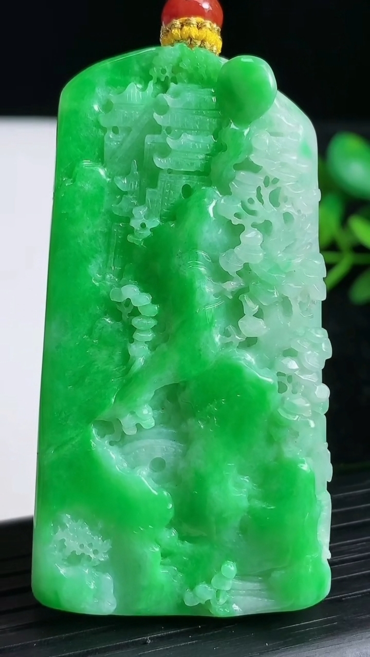 天然A货翡翠山水牌吊坠尺寸62.8-33.6-8.5重量:42.45g
3月22日