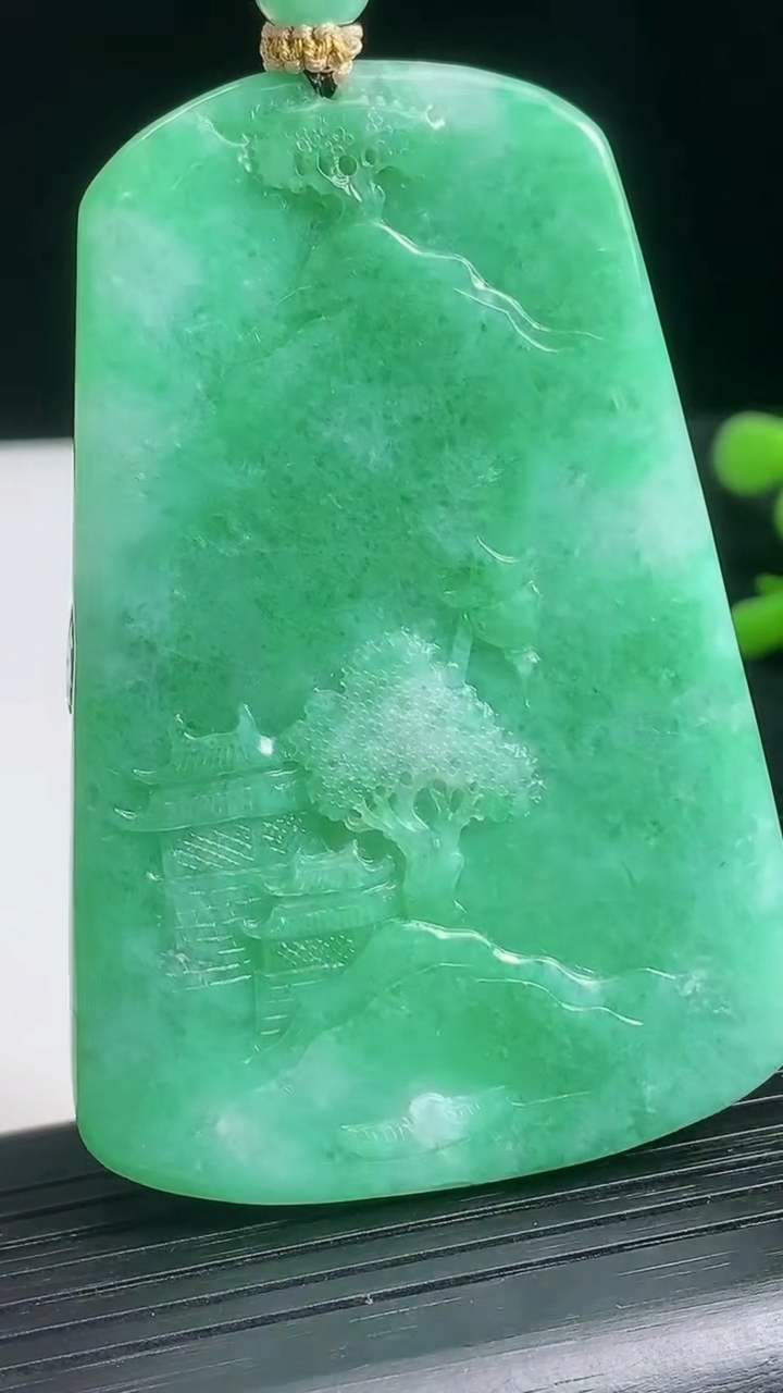 天然A货翡翠山水牌吊坠尺寸68.2-46.5-9.2重量:67.40g
3月22日