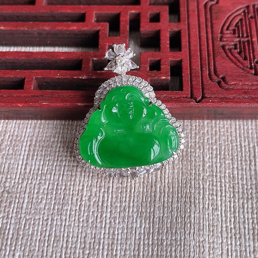 天然A货翡翠18K金伴钻镶嵌阳绿佛公吊坠 
尺寸26.8-21.3-7.8裸石15.5-18.8mm 重量4.58g 0320