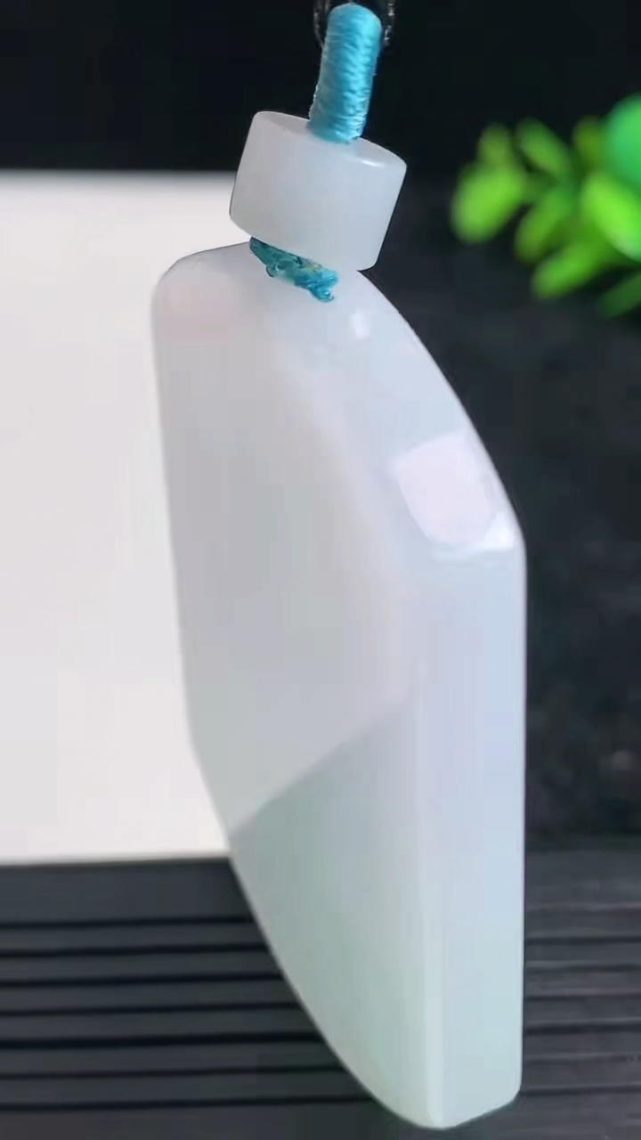 天然A货翡翠无事牌吊坠尺寸54-40.6-5.8重量:39.10g
3月22日