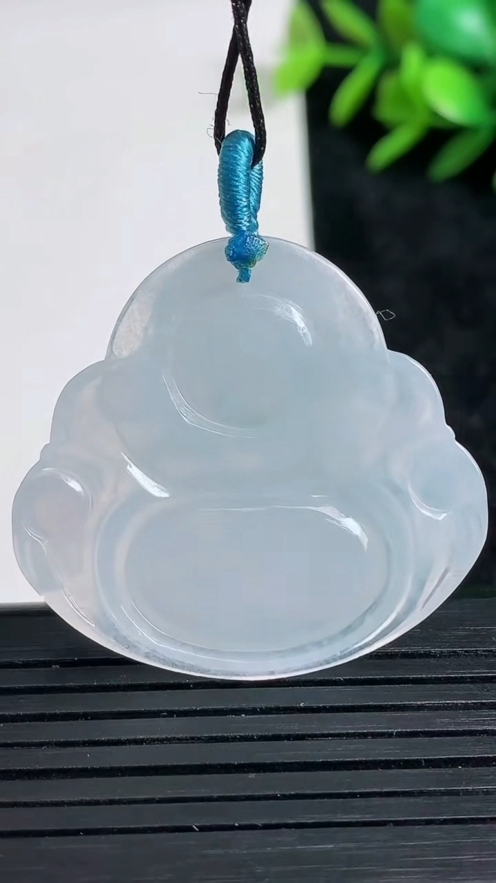 天然A货翡翠佛公吊坠尺寸34.3-36.9-5.9重量:10.80g
3月22日