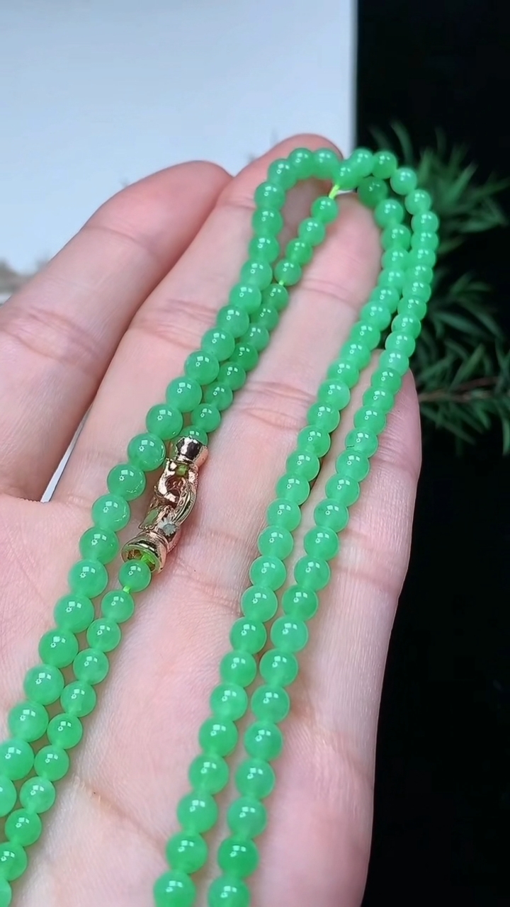 天然A货翡翠圆珠项链，尺寸4.2-162颗，重量:18.16g
3月22日