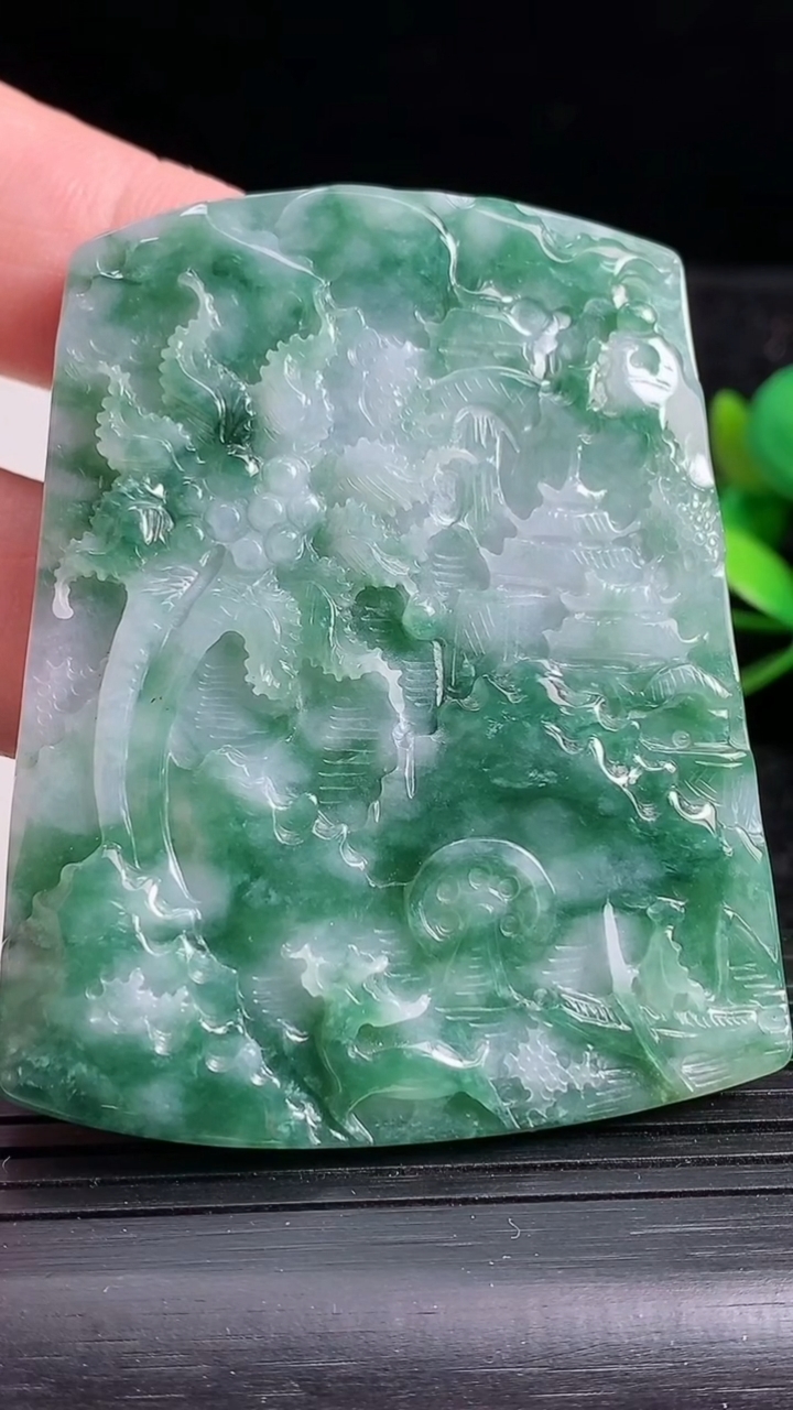 天然A货翡翠牌吊坠，尺寸61.5-49.2-7.2，重:48.37g
3月22日