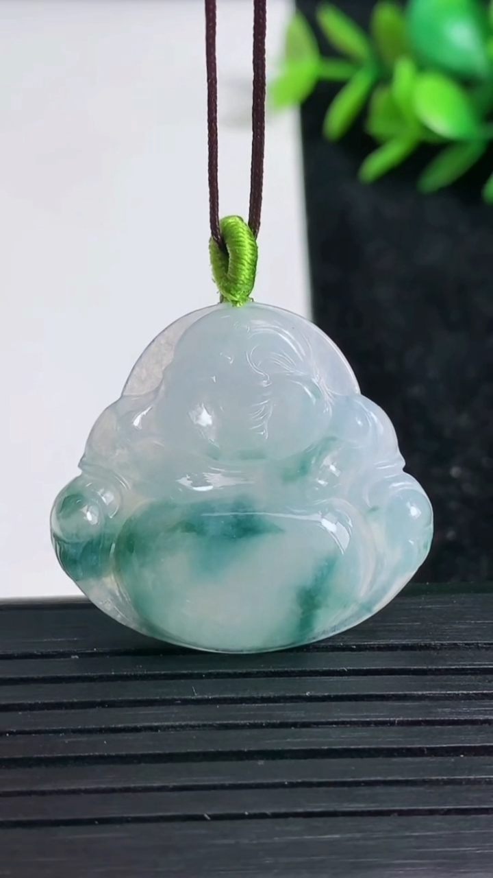 天然A货翡翠飘花佛公吊坠尺寸29.5-31.9-5.2重量:8.00g
3月22日