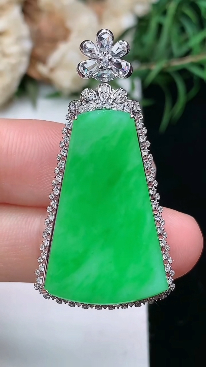 天然A货翡翠无事牌吊坠，尺寸40.3-20.6-7.5，裸石27.3-16.5，重量:4.61g
3月22日