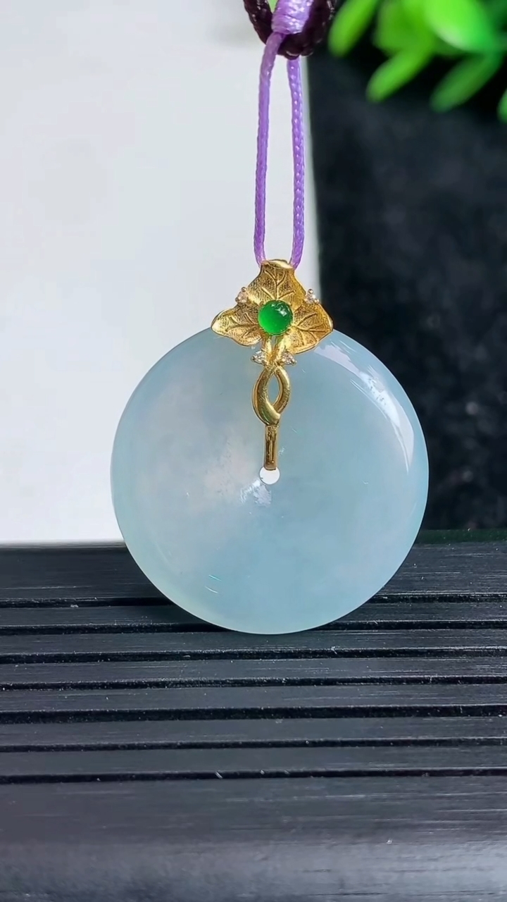 天然A货翡翠18K金紫罗兰平安扣吊坠尺寸23.4-4.5重量:5.76g
3月22日